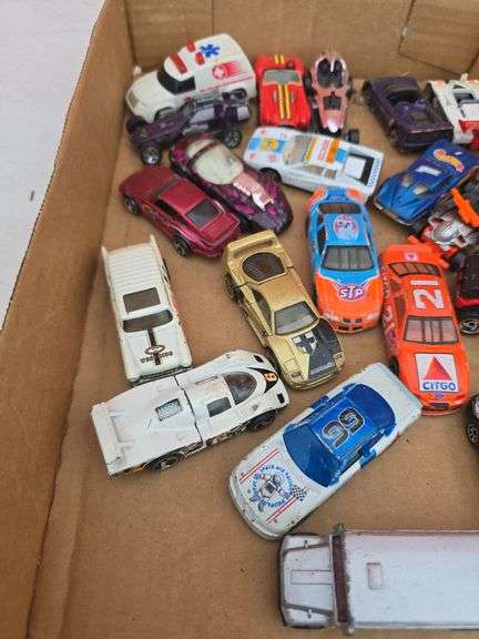LOT OF HOT WHEELS