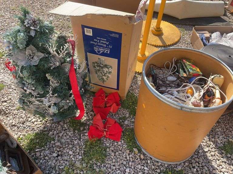 Christmas lot - EZ Light Potter tree, Christmas lights, extension cords