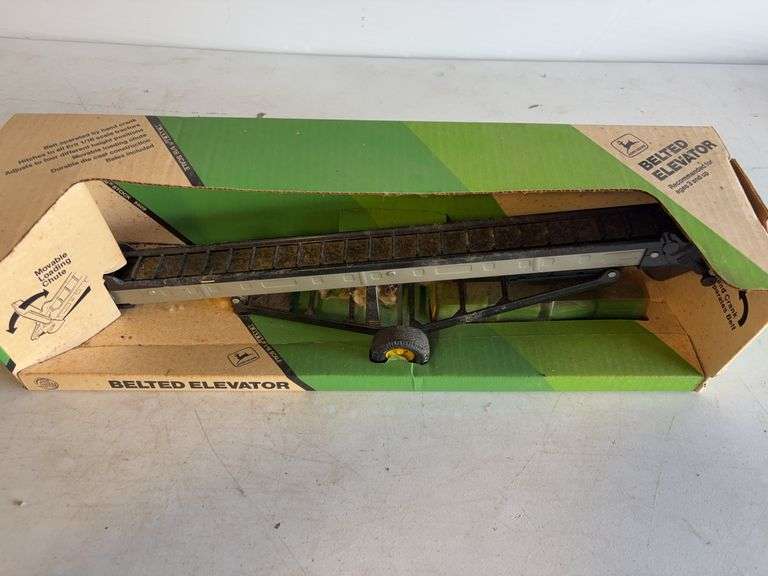 John Deere model belted elevator - 1/16 scale, dirty