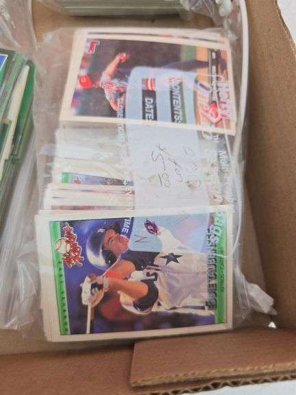 LOT OF BASEBALL CARDS