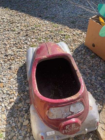 Large lot of outdoor items including fountains, garden hose with reel, plant stand, basket, planters