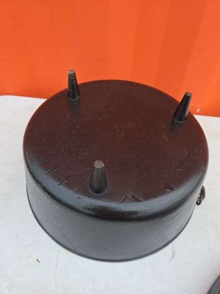 LODGE #14 CAST IRON POT WITH LID