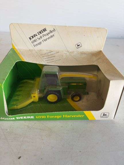 John Deere 6910 self-propelled forage harvester - 1/64 scale