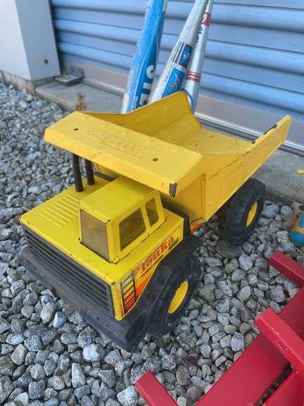 Tonka metal dump truck, (3) aluminum bats, Berlin Flyer wagon rails and misc.