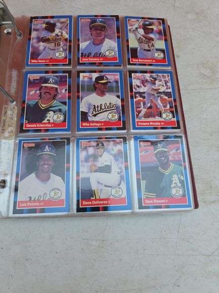FOLDER WITH BASEBALL CARDS