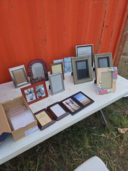 LOT OF PICTURE FRAMES