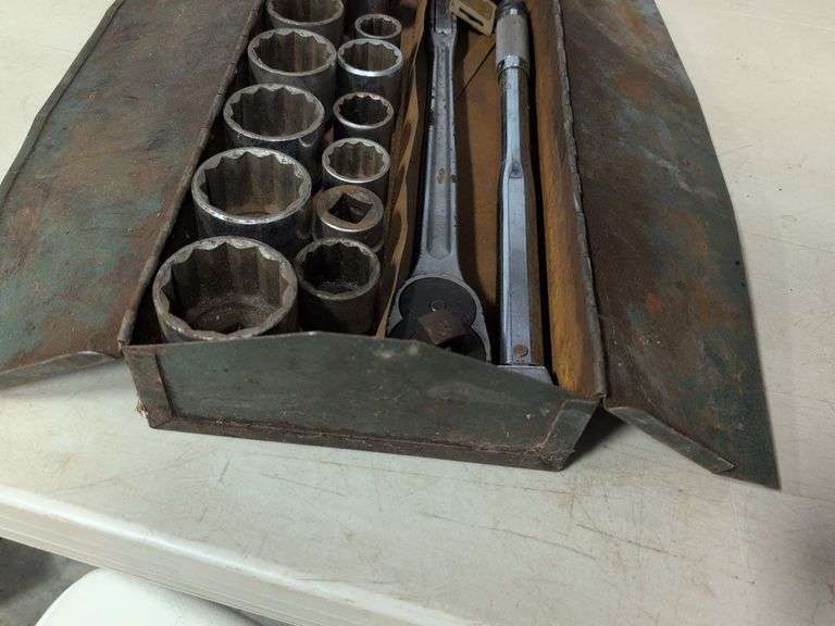 Metal toolbox with large ratchets and sockets