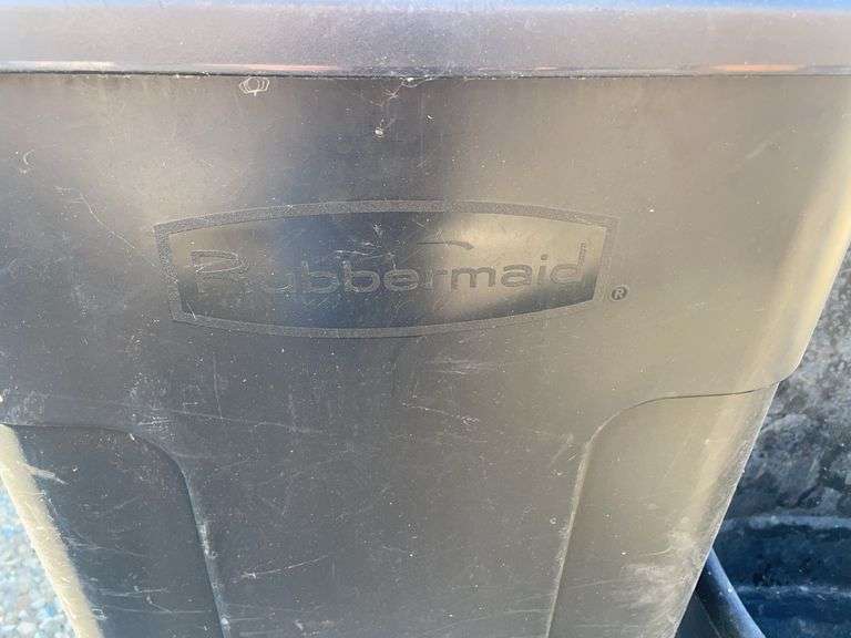 Rubbermaid trash can with yard cart