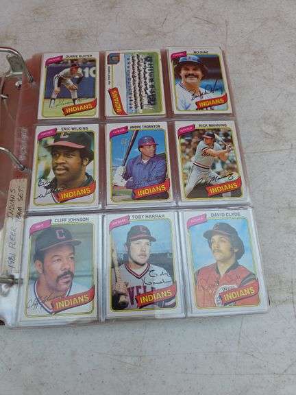 FOLDER WITH BASEBALL CARDS