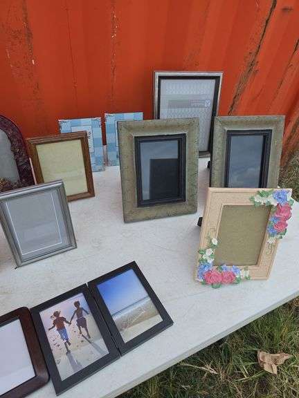 LOT OF PICTURE FRAMES