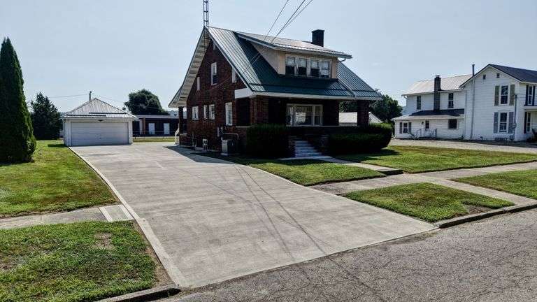 Cozy Brick Home with Detac...