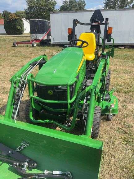 John Deere 1025 R Tractor , (Only 90 Hours ) Sharp Unit !!