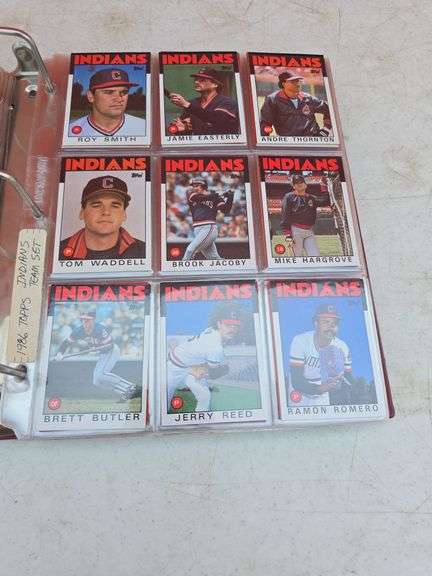 FOLDER WITH BASEBALL CARDS