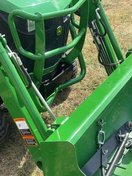 John Deere 1025 R Tractor , (Only 90 Hours ) Sharp Unit !!