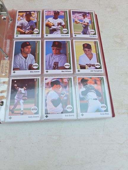 FOLDER WITH BASEBALL CARDS