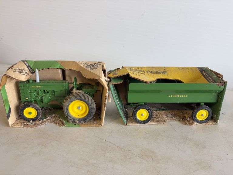 John Deere model M diecast tractor and wagon - 1/16 scale - dirty