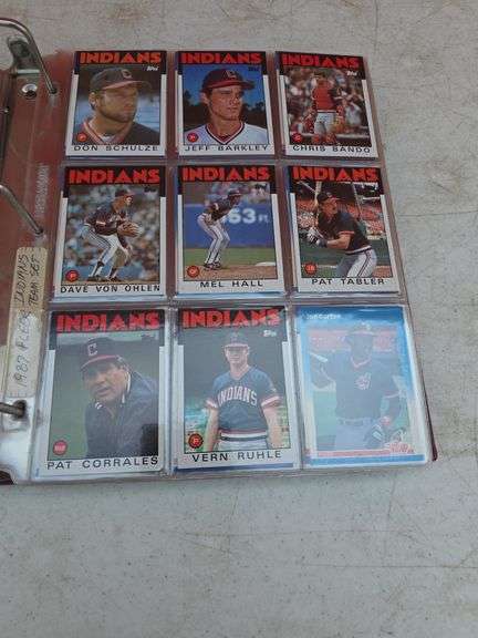 FOLDER WITH BASEBALL CARDS