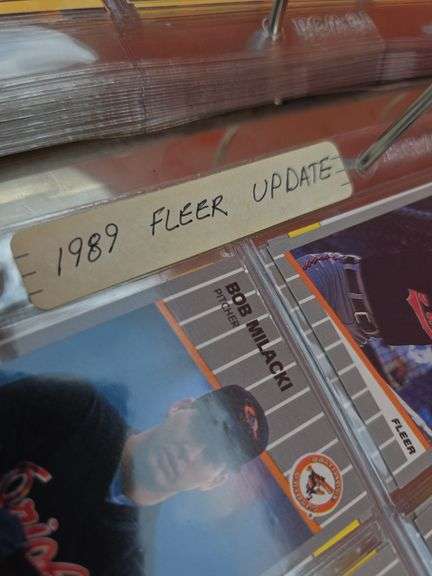 BINDER WITH BASEBALL CARDS