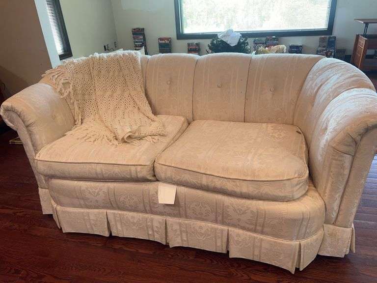 Key City White Decorative Loveseat