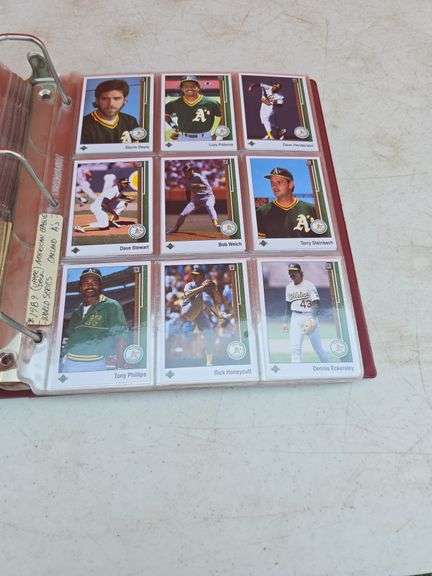 FOLDER WITH BASEBALL CARDS
