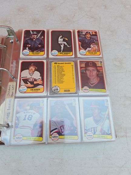 FOLDER WITH BASEBALL CARDS