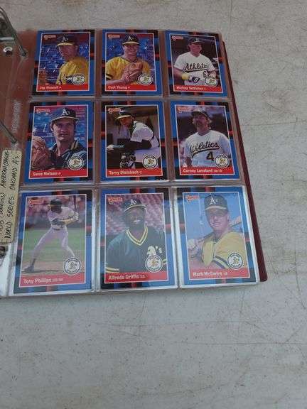 FOLDER WITH BASEBALL CARDS