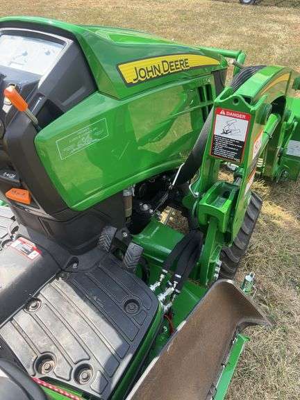 John Deere 1025 R Tractor , (Only 90 Hours ) Sharp Unit !!