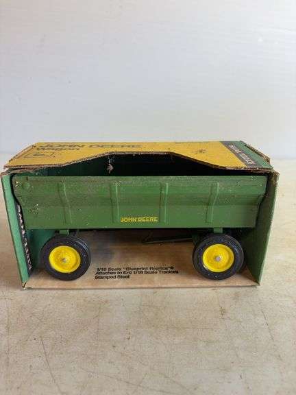 John Deere wagon, stock #529 - 1/16 scale, dirty