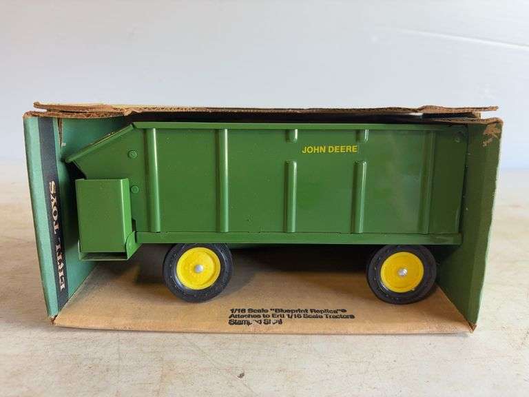 John Deere chuck wagon, stock #533 - 1/16 scale, dirty