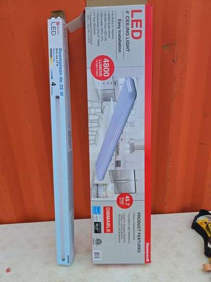 4' LIGHT AND BULBS NEW