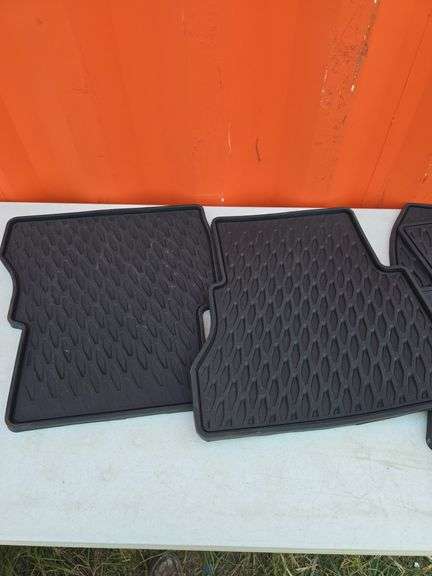 SET OF VEHICLE MATS