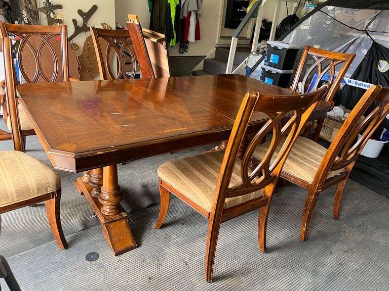 Kitchen Table w/ 8 Chairs and 2 Extra Leaves