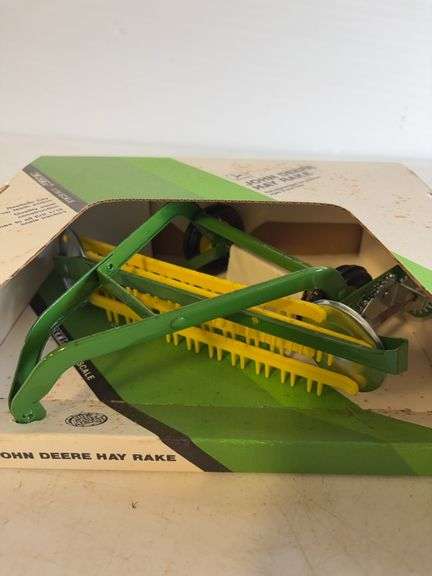 (3) John Deere model hay rakes - 1/16 scale, dirty