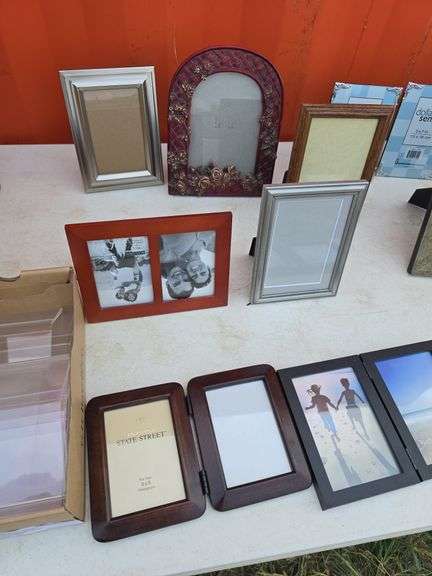 LOT OF PICTURE FRAMES