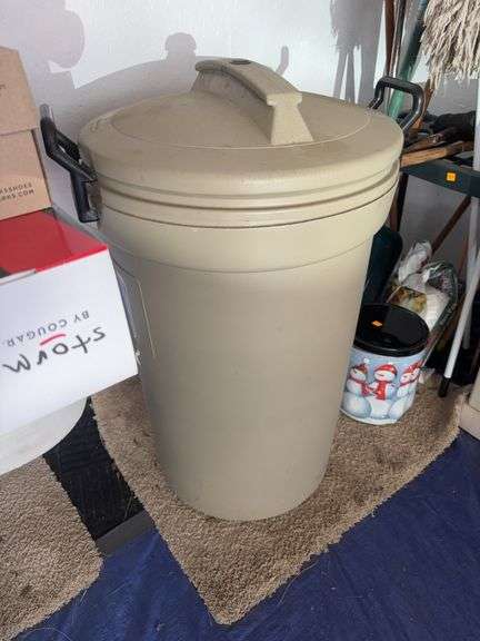 Rubbermaid Trash Can w/Lid