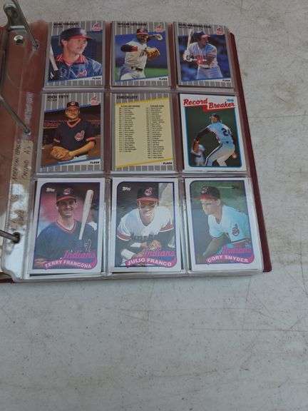 FOLDER WITH BASEBALL CARDS