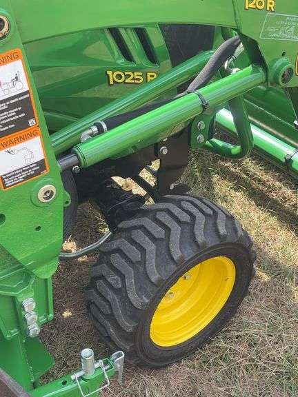 John Deere 1025 R Tractor , (Only 90 Hours ) Sharp Unit !!