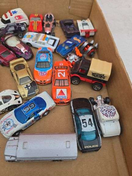 LOT OF HOT WHEELS