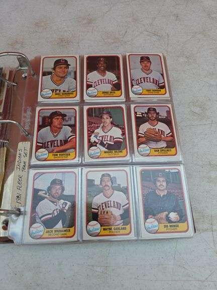 FOLDER WITH BASEBALL CARDS