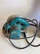 Makita 7 1/4" circular saw with extra blades and carrying case