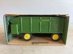 John Deere chuck wagon, stock #533 - 1/16 scale, dirty