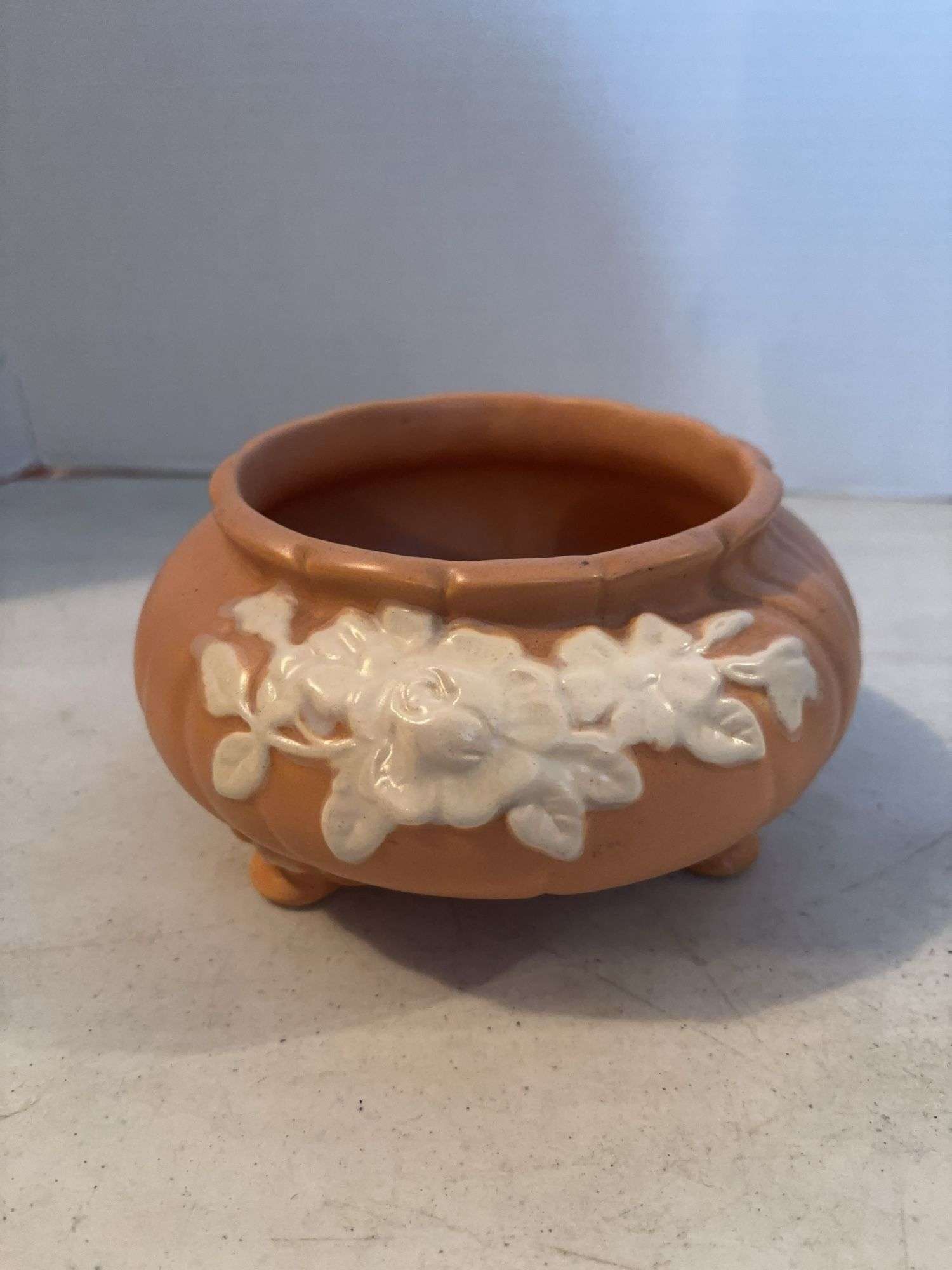 WELLER POTTERY PEACH WITH WHITE FLOWER DESIGN 4”