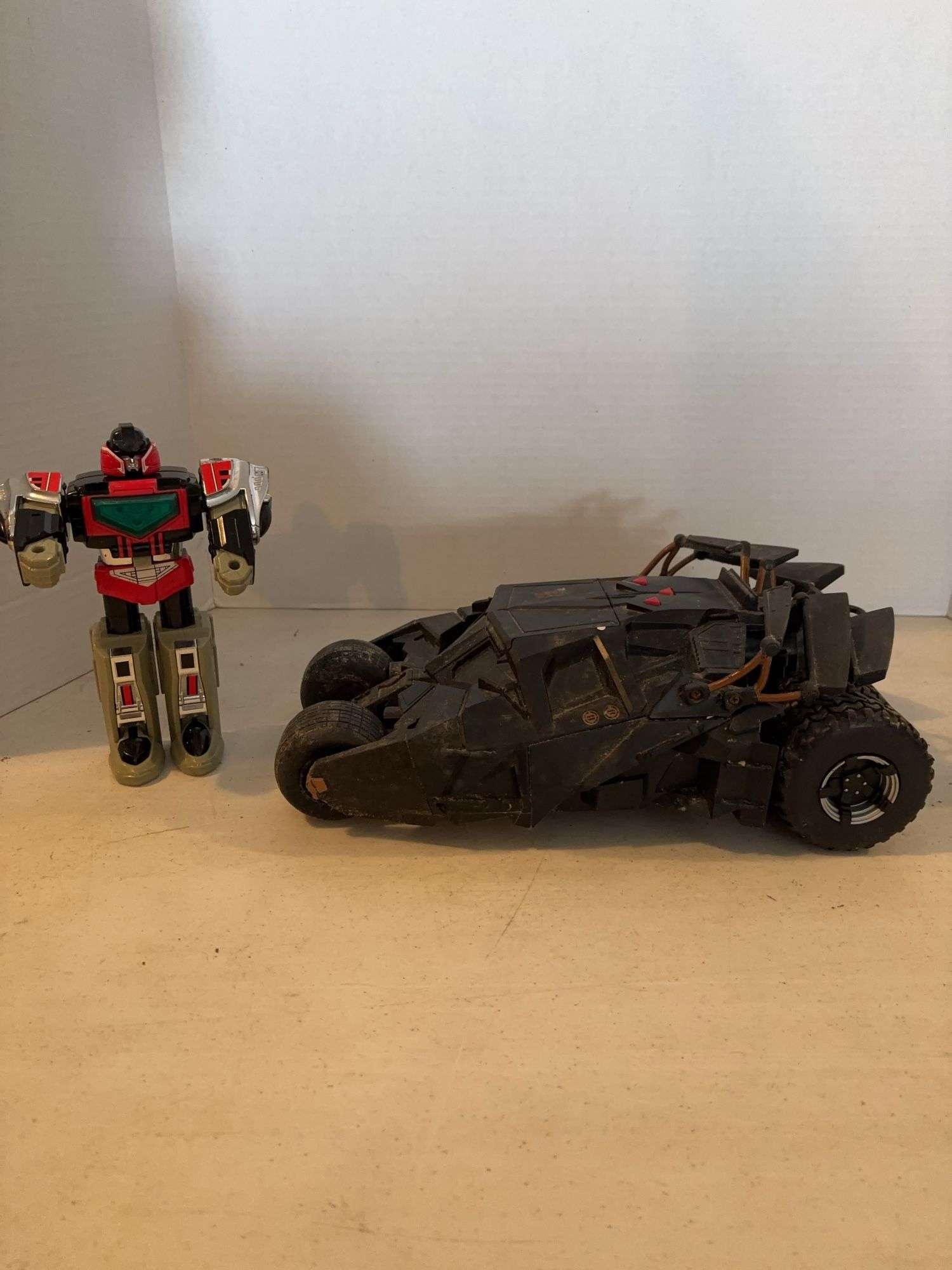 DC COMICS BATMAN DARK KNIGHT BATMOBILE AND ROBOT TOY