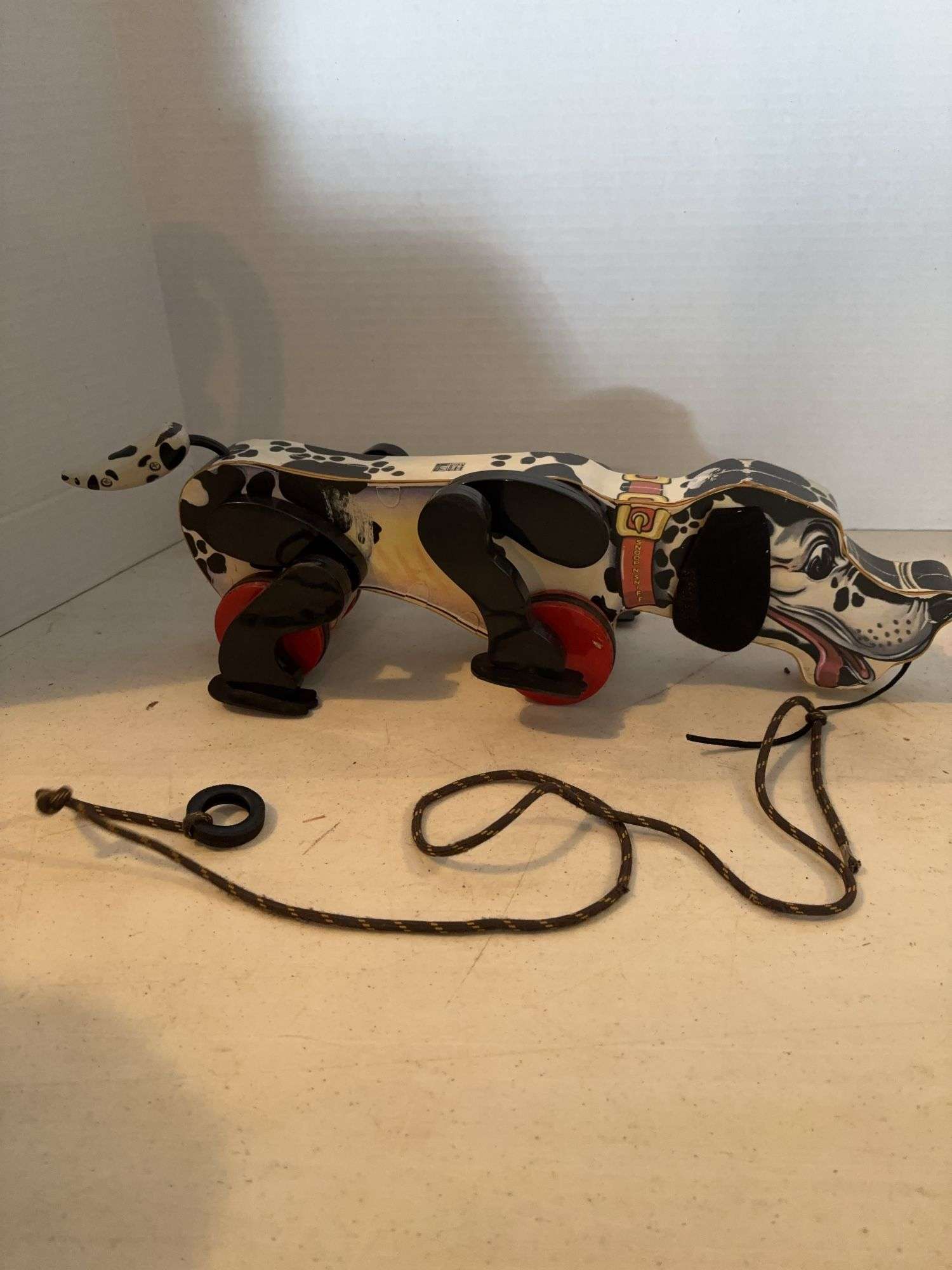 FISHER PRICE SNOOP AND SNIFF PULL TOY