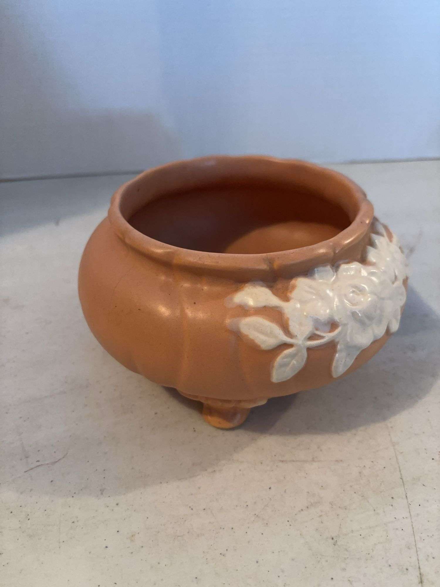 WELLER POTTERY PEACH WITH WHITE FLOWER DESIGN 4”
