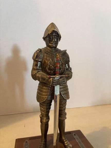 HERITAGE 11” TRANSISTOR RADIO WITH KNIGHT