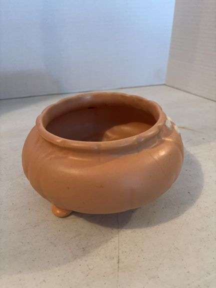 WELLER POTTERY PEACH WITH WHITE FLOWER DESIGN 4”