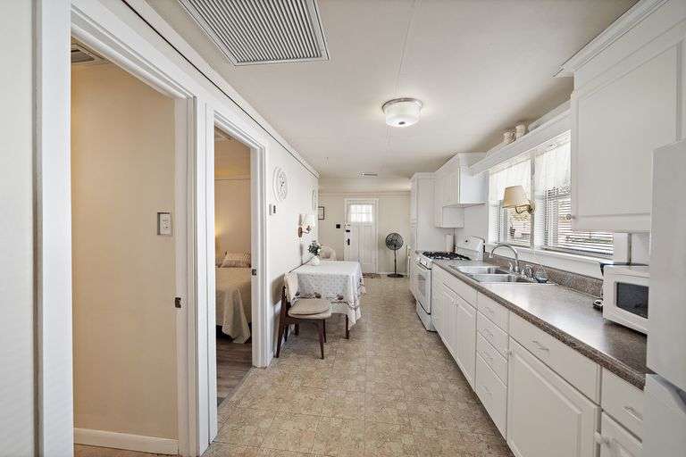 Prime Auction Opportunity in Pinecraft, Florida