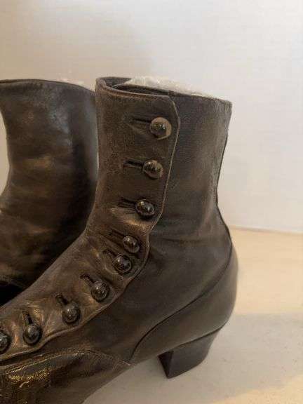 ANTIQUE LADIES LEATHER BUTTON UP BOOTS