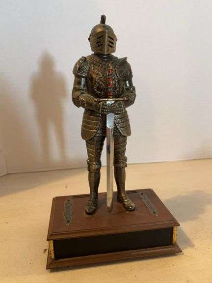 HERITAGE 11” TRANSISTOR RADIO WITH KNIGHT